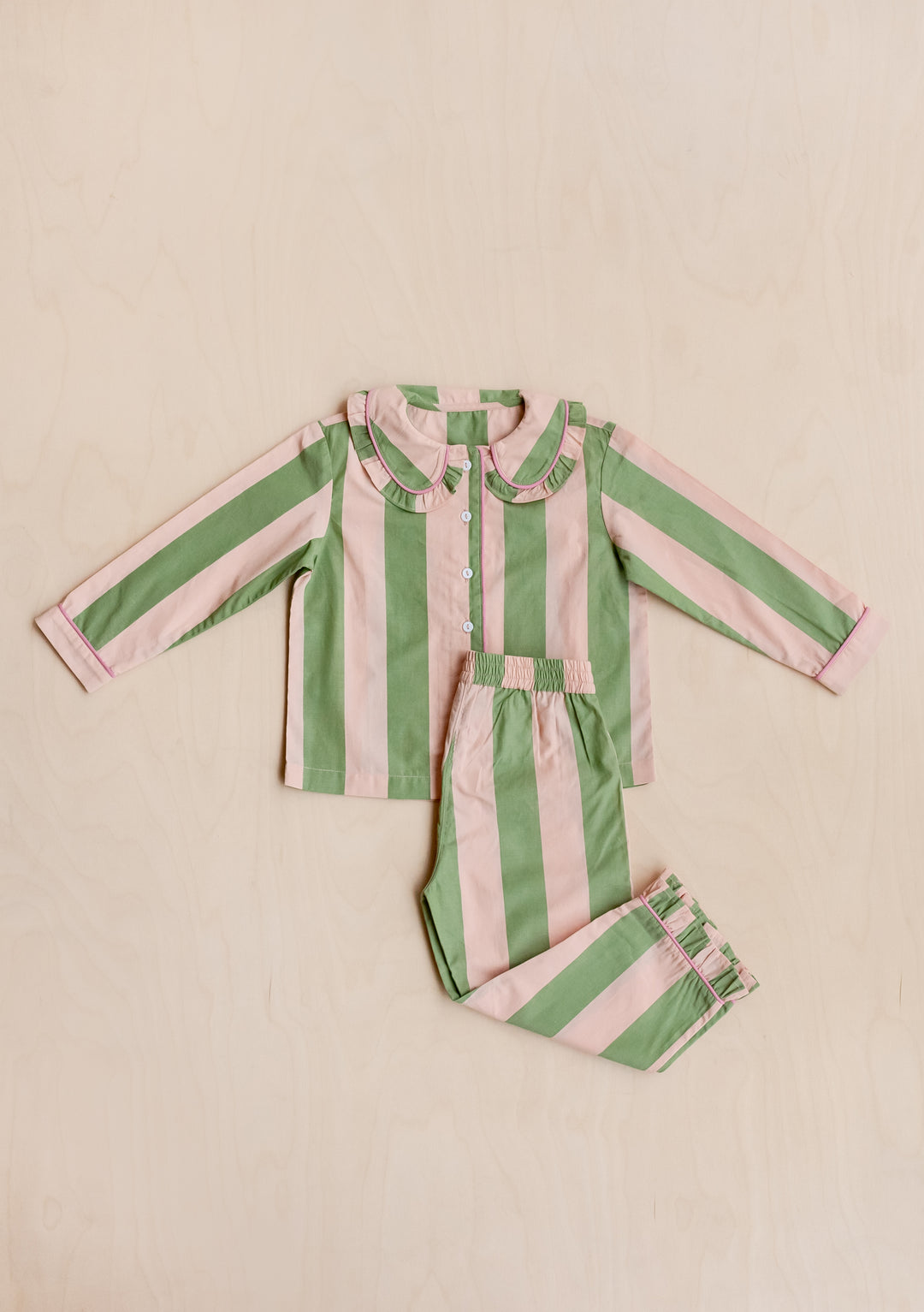 Kinder-Schlafanzug aus Baumwolle mit grünen Streifen