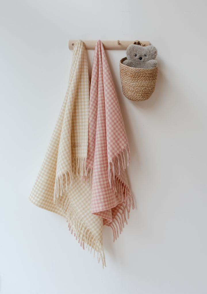 Babydecke aus Lammwolle in Rosa mit Gingham-Muster