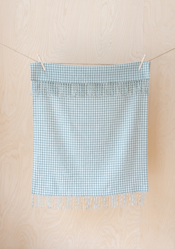 Babydecke aus Lammwolle in Salbei-Gingham-Muster