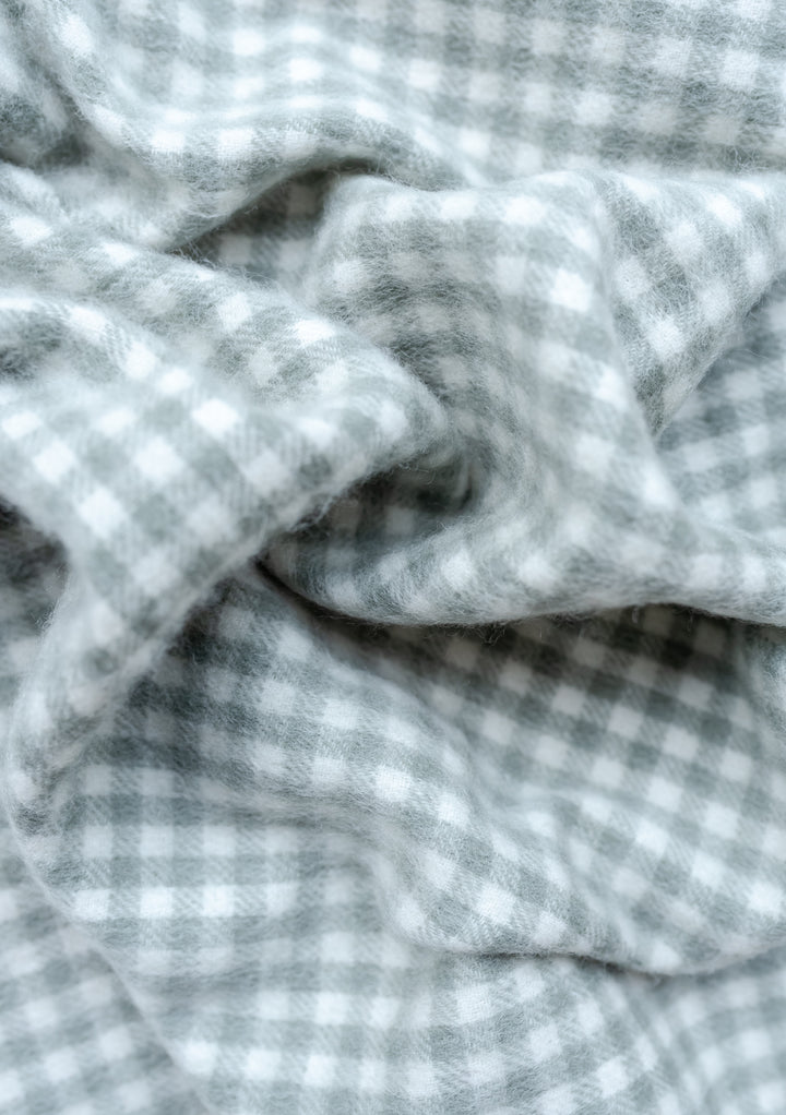 Babydecke aus Lammwolle in Salbei-Gingham-Muster