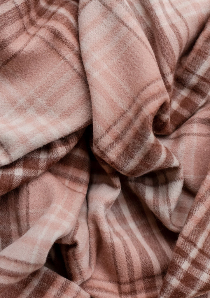 Écharpe couverture en laine d'agneau à carreaux dégradés blush