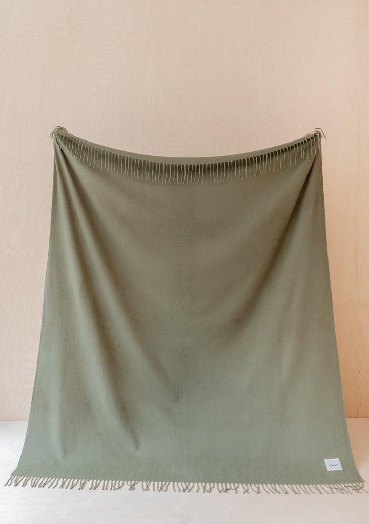 Couverture en laine d'agneau olive