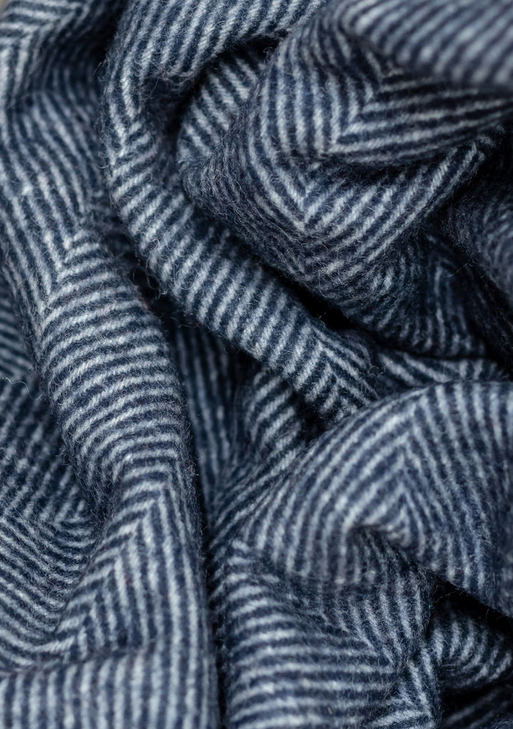 Decke aus recycelter Wolle mit marineblauem Fischgrätenmuster