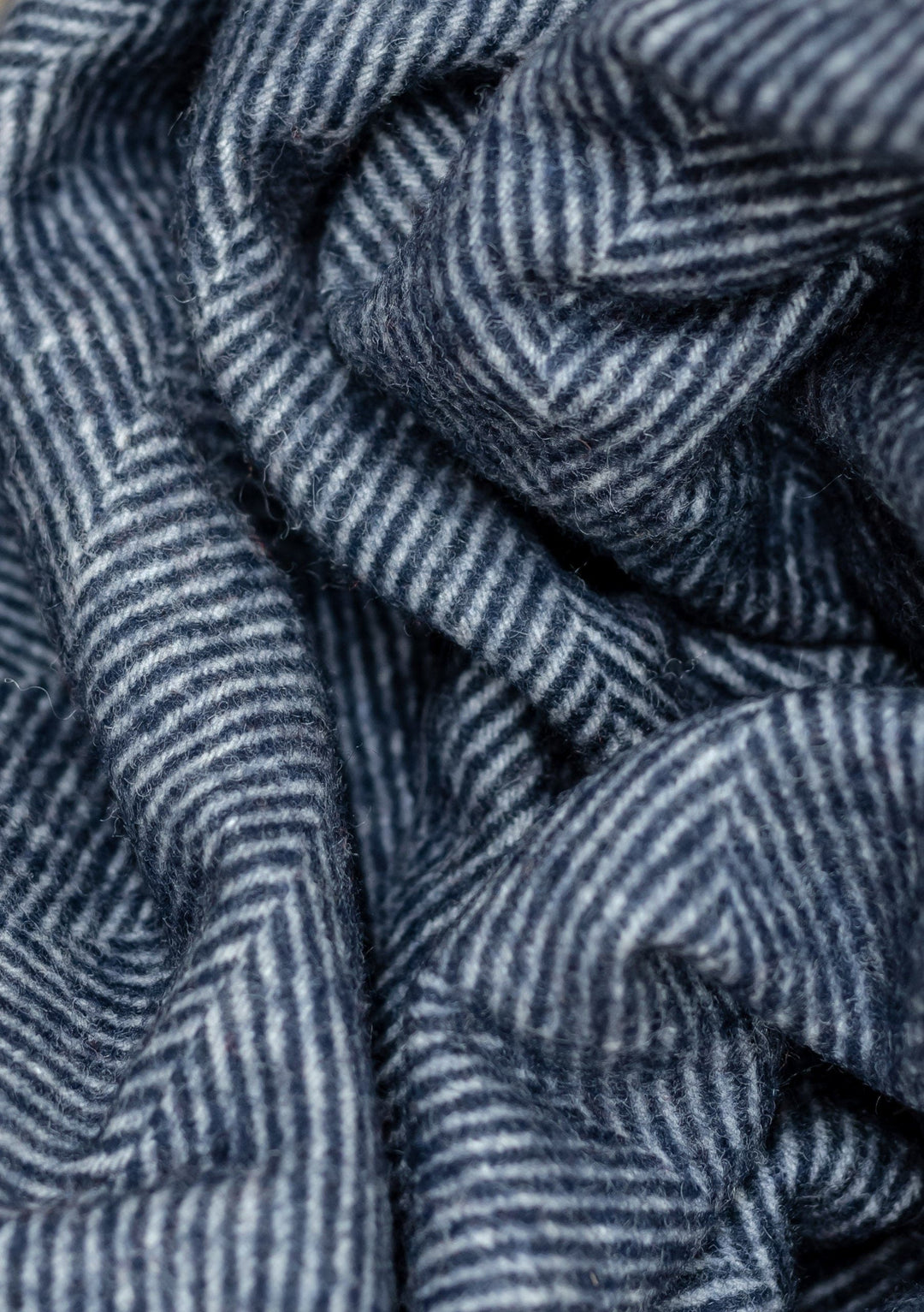 Petite couverture en laine recyclée à chevrons bleu marine