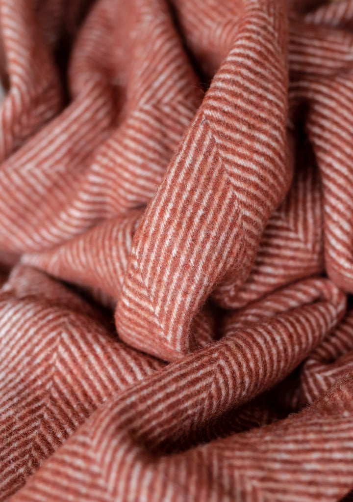 Picknickdecke aus recycelter Wolle mit rostfarbenem Fischgrätenmuster 