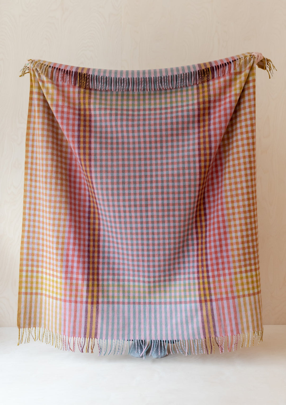 Decke aus recycelter Wolle in Lilac Block Micro Gingham