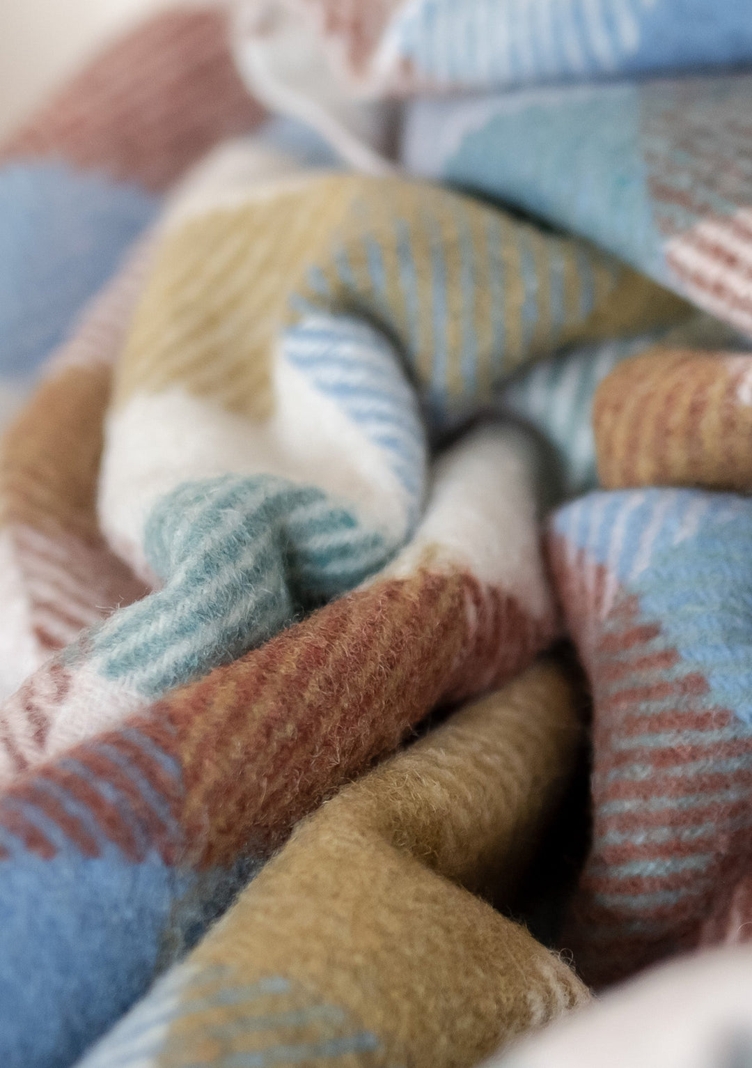 Petite couverture de pique-nique en laine recyclée à carreaux arc-en-ciel à chevrons