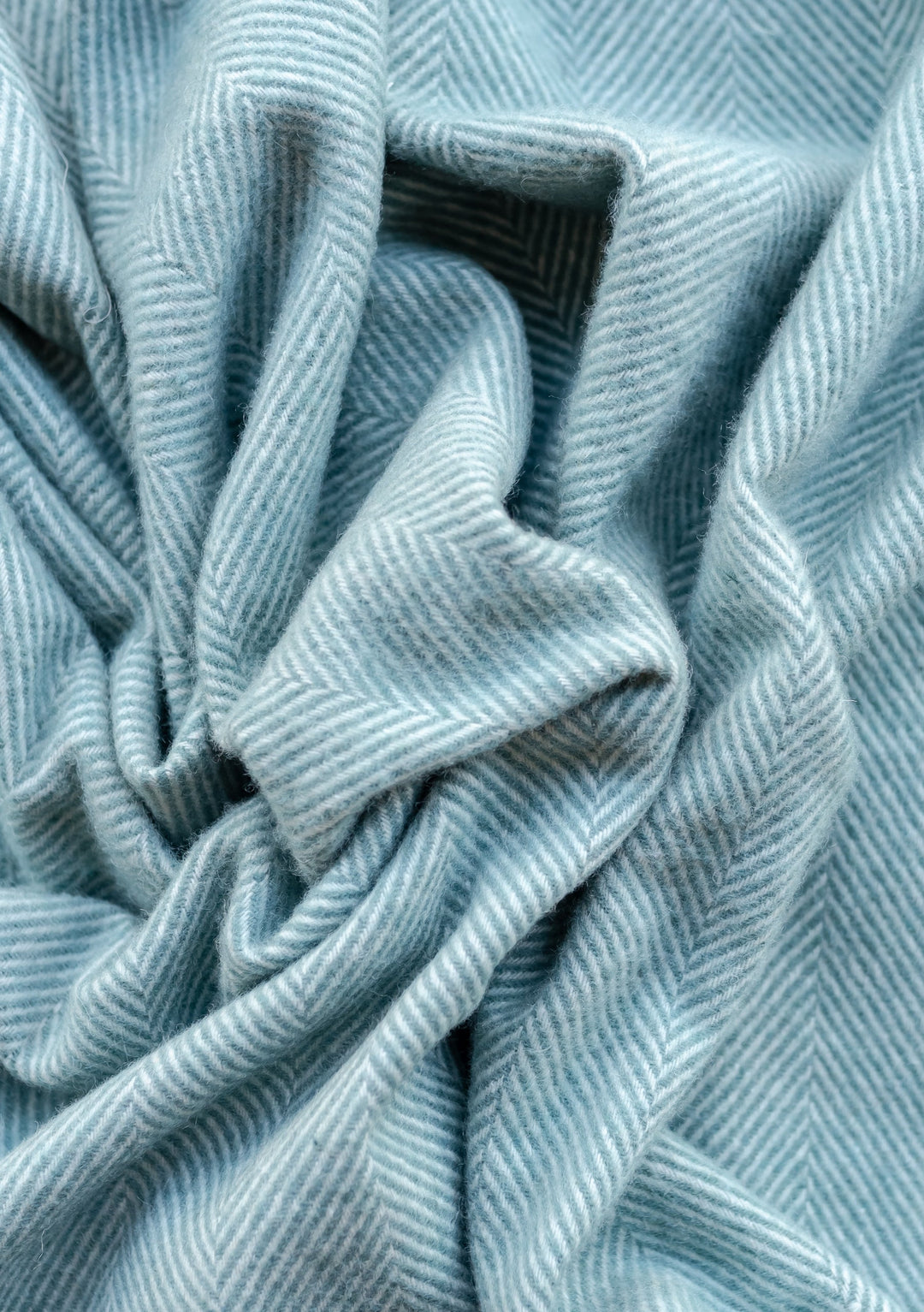Petite couverture de pique-nique en laine recyclée à chevrons sauge