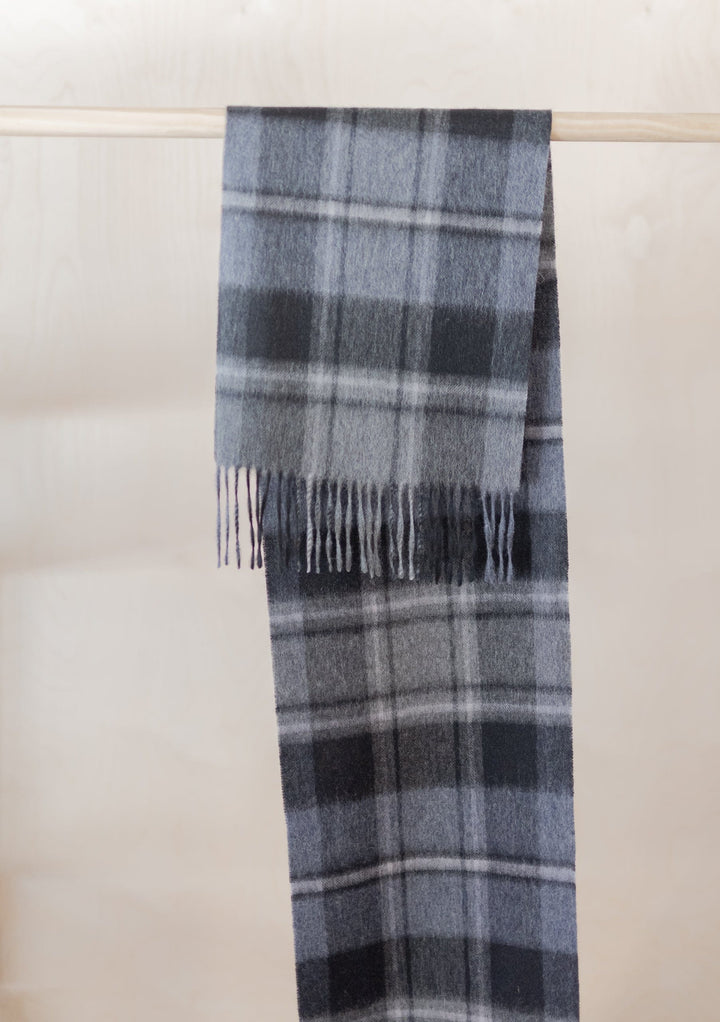 Schal aus Lammwolle in Macrae Grey Tartan