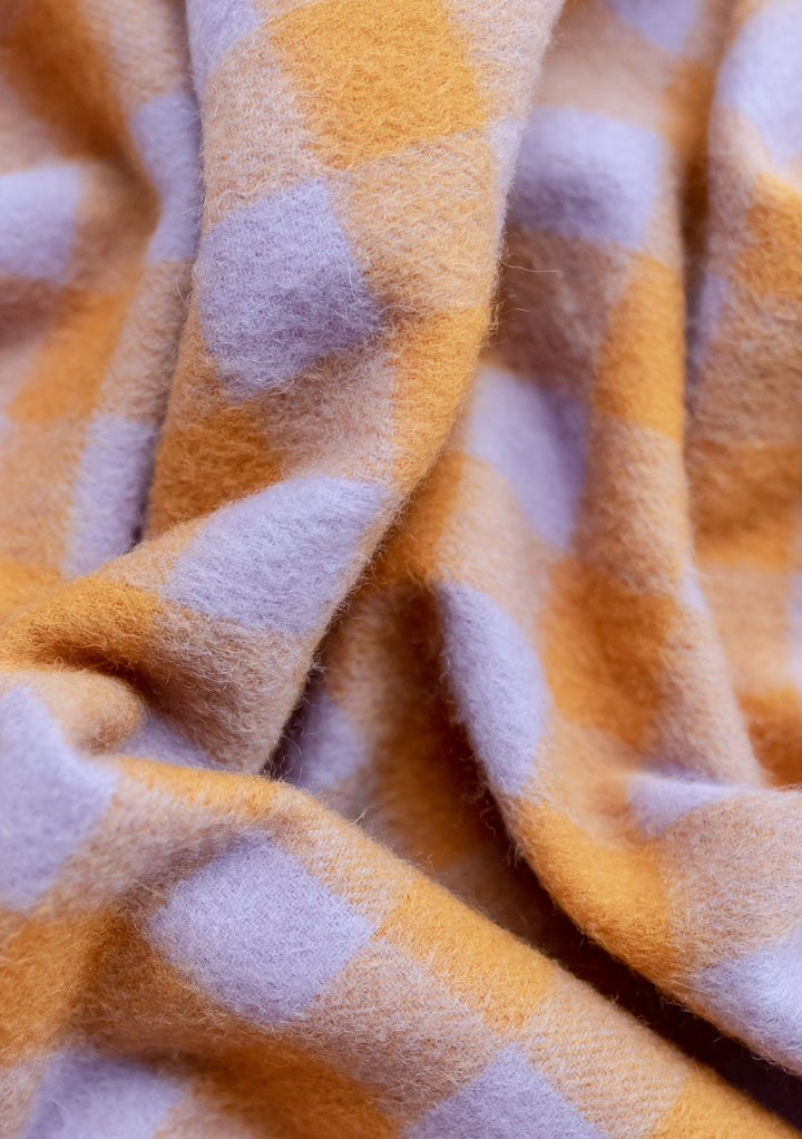 Übergroßer Schal aus Lammwolle mit bernsteinfarbenem Gingham-Muster