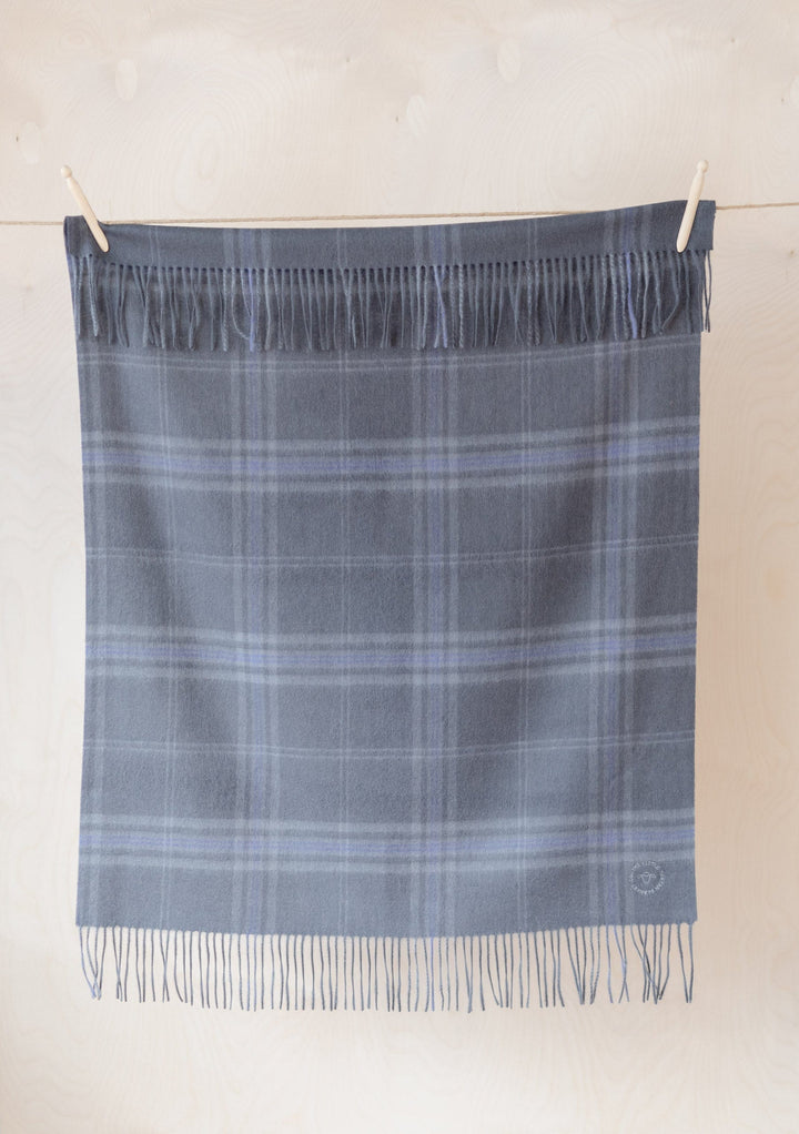 Babydecke aus Lammwolle in Persevere Flint Grey Tartan