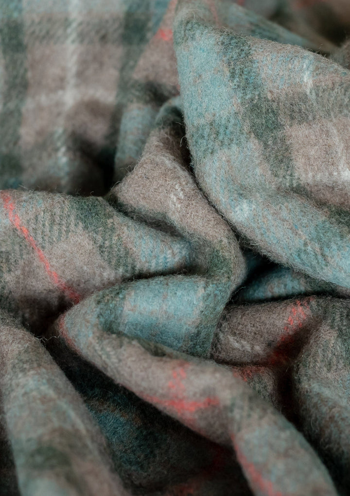 Couverture de pique-nique en laine recyclée dans le tartan patiné de chasse Fraser