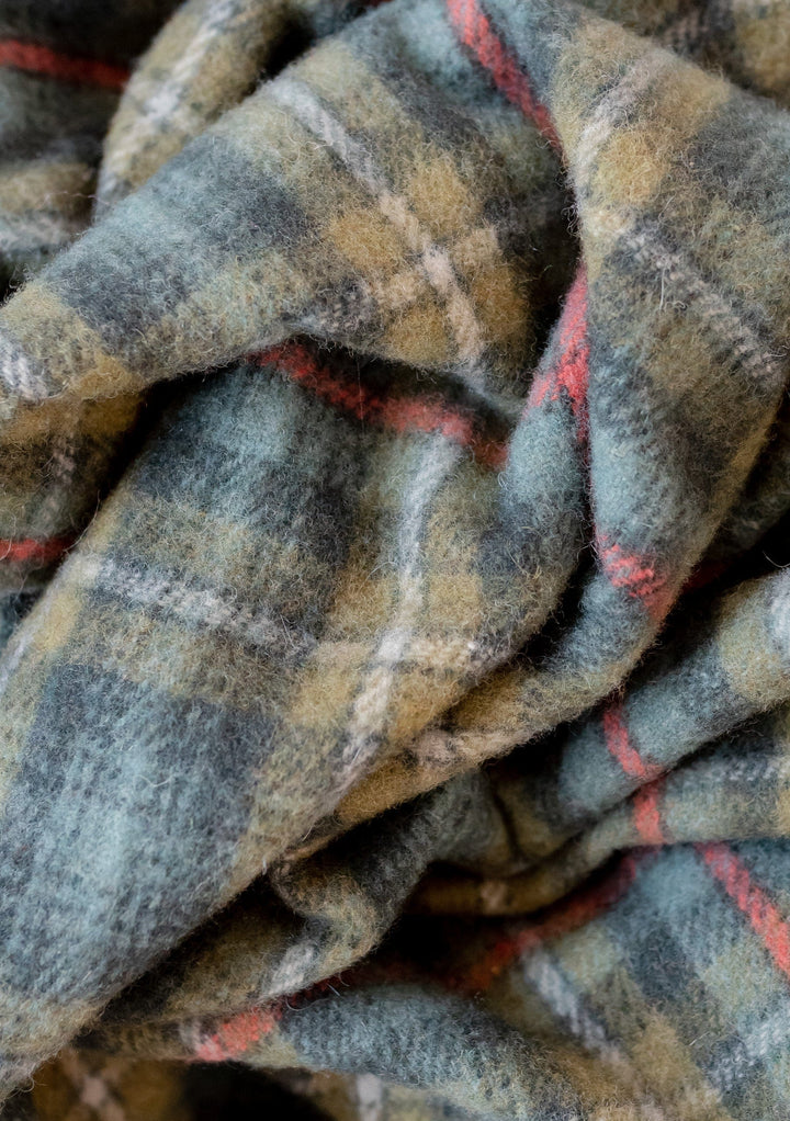 Couverture en laine recyclée en tartan patiné Mackenzie