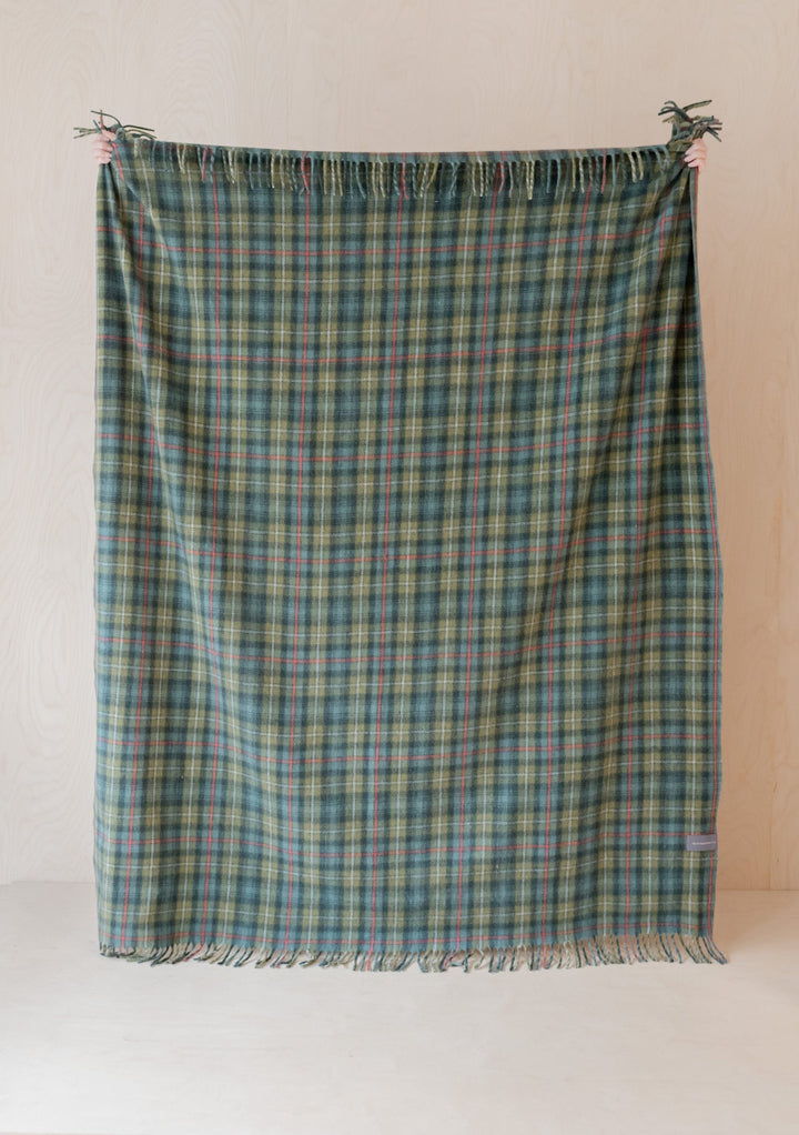 Decke aus recycelter Wolle in Mackenzie Weathered Tartan