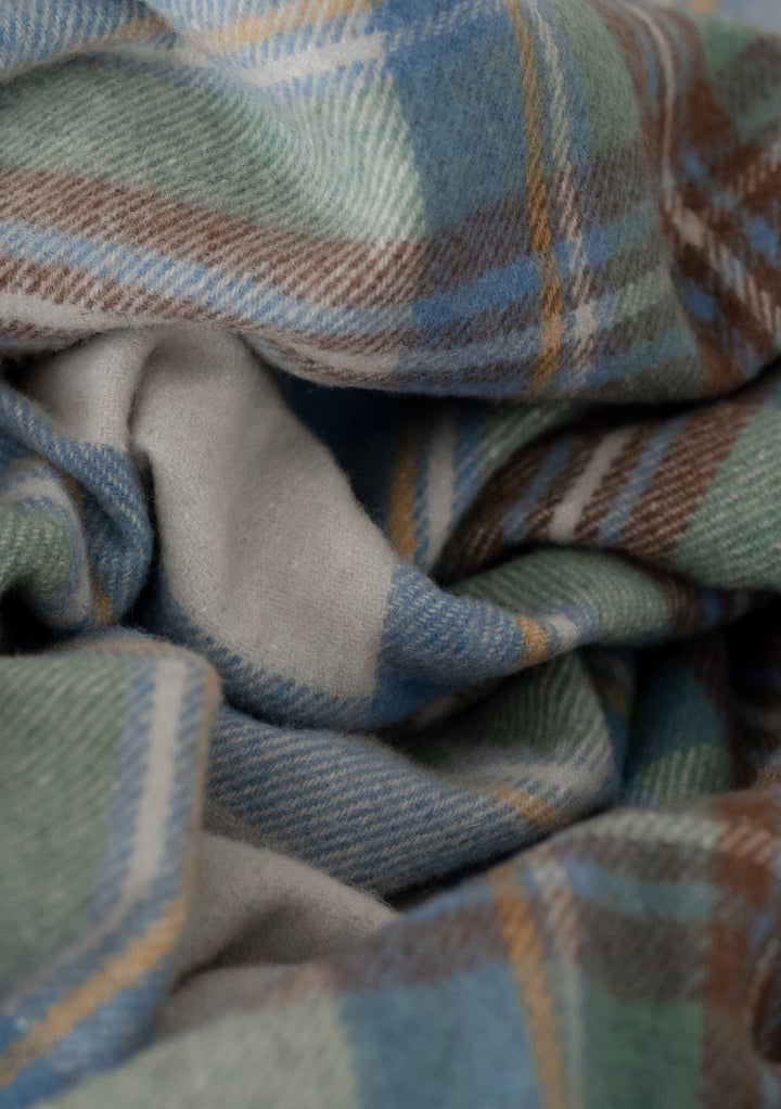 Couverture de pique-nique en laine recyclée en tartan bleu Stewart Muted 